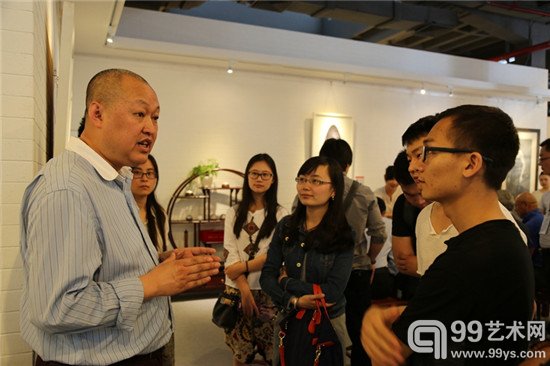 北京虚苑创始人姜兴道（左一）与央美创客交流