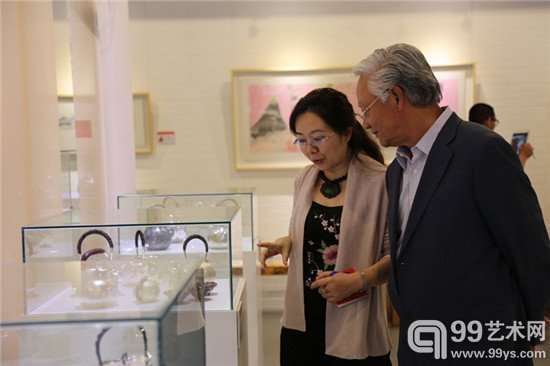 观众参观展览