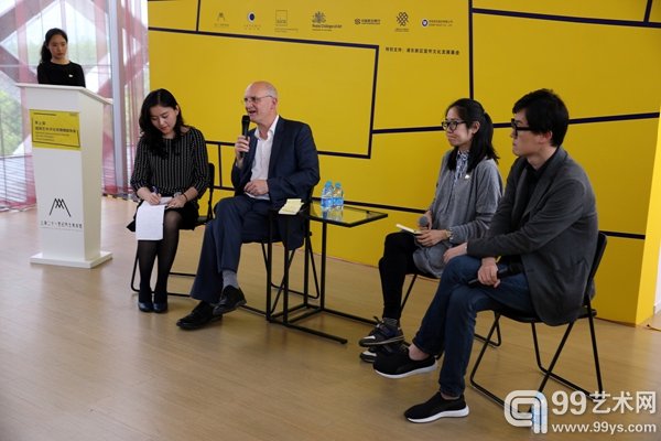与会嘉宾就当代艺术评论进行热烈探讨（从左至右：IAAC组委会成员Lewis Biggers、IAAC1入围者吴蔚、IAAC1入围者刘旭俊）