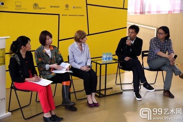 与会嘉宾就国际艺术评论奖进行热烈讨论（从左至右：凤凰艺术肖戈、Art Asia Review林昱、IAAC1评委Karen Smith、M21副馆长李峰、IAAC1首奖获得者苏伟）
