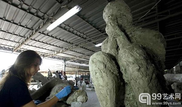 当地时间5月20日，考古学家和科学家对千年前被掩埋在火山灰下的庞贝城居民化石进行修复。