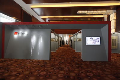 每个展厅门口都设立了大屏幕,用多媒体手段介绍拍品信息
