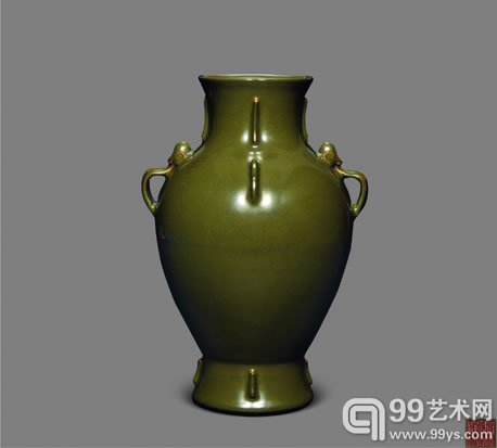 清乾隆 茶叶末釉如意耳出戟橄榄瓶 成交价:RMB 12,650,000