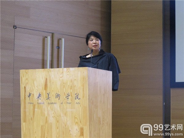 策展人黄梅
