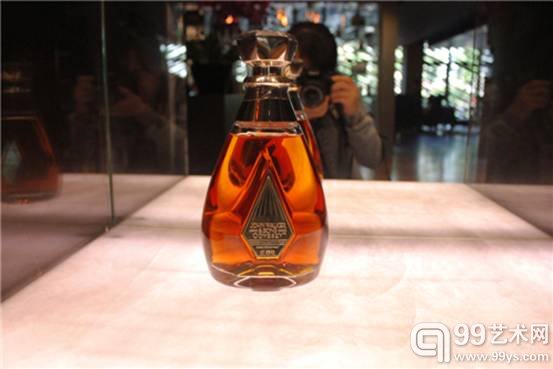 尊尼获加尊酩威士忌 (John Walker & Sons Odyssey) ，此款为臻萃三重单一麦芽威士忌。