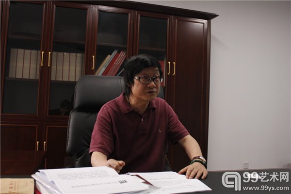馆长梁时民接受99艺术网采访