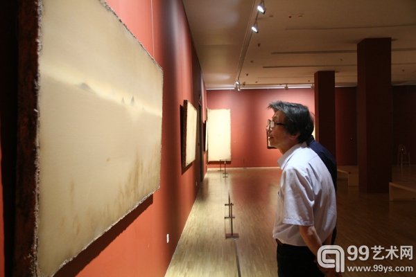 中央美术学院院长范迪安在展览现场
