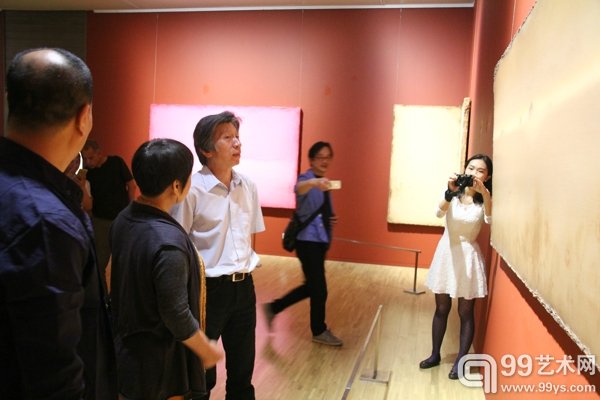 中央美术学院院长范迪安与陈淑霞、刘庆和夫妇在展览现场