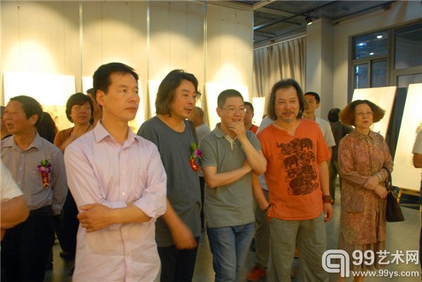 艺术家赵跃鹏、王平、窦金庸观展中