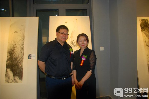 参展艺术家罗翔与张兰女士合影
