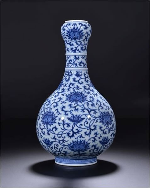清乾隆    青花并蒂莲纹双环蒜头瓶