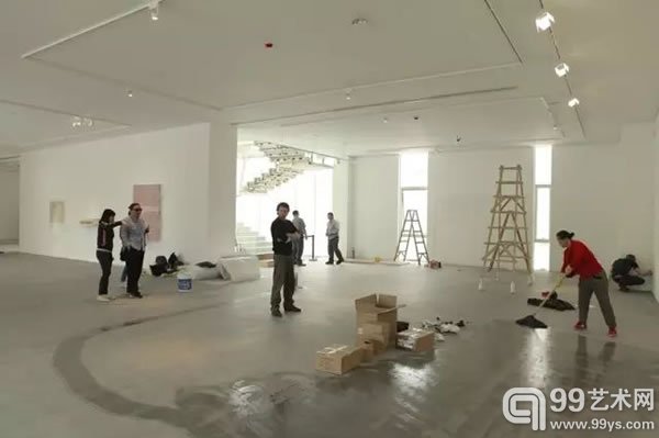 李振华说：“有时候策展人通常会把自己策划的最大的展览放在简历里，因为觉得大家都会知道，但这个往往不一定是他最好的作品。”（图为“虚空：禅意之维”的布展现场）