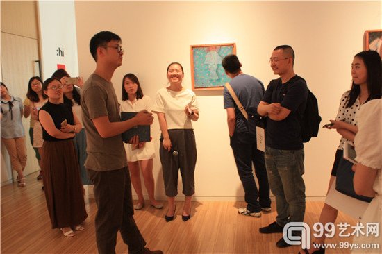 展览现场梁思衡对自己的作品进行讲解