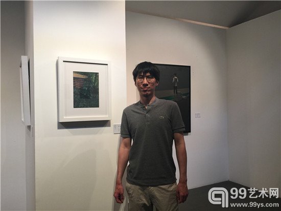 展览现场杜汇与他的作品合影