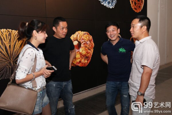 策展人何桂彦与嘉宾交流