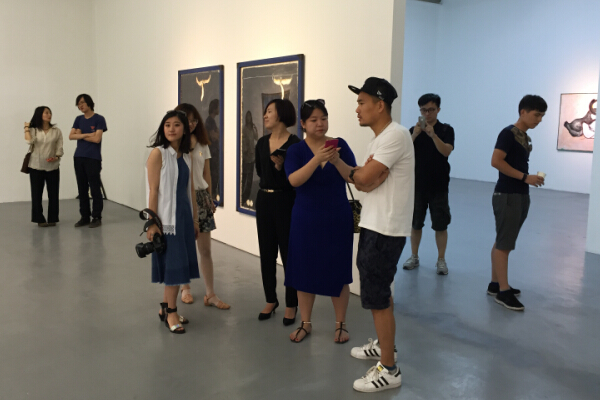 艺术家付经岩正（右三）在和媒体交流