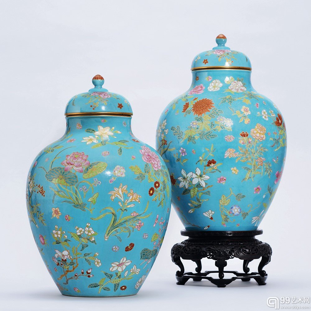 LOT6425 清乾隆 松石绿地粉彩描金折枝四季花卉盖罐一对 RMB 20,125,000