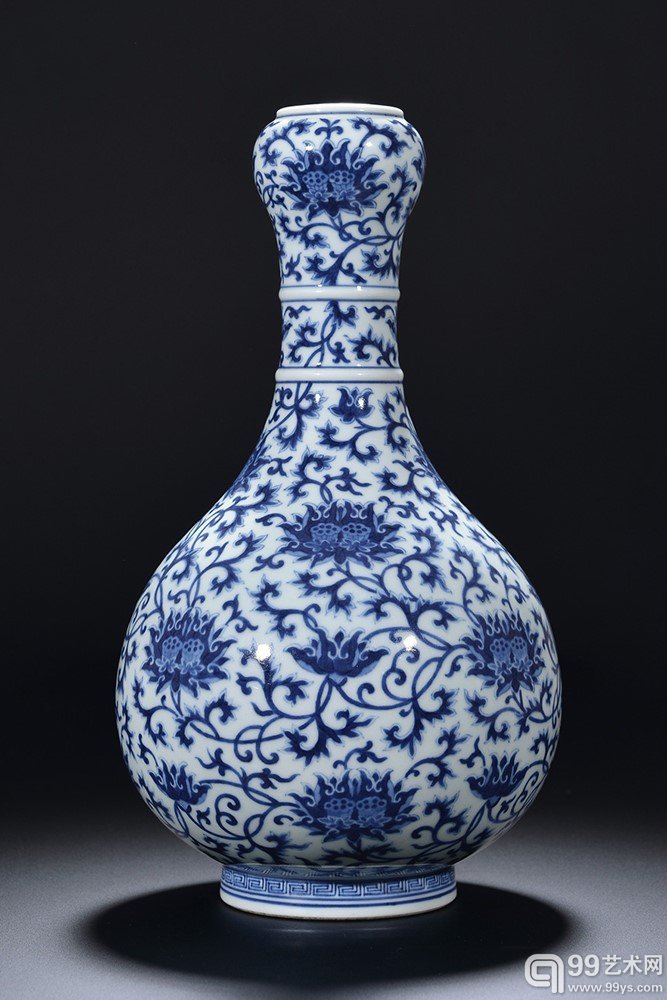 LOT6462 清乾隆 青花并蒂莲纹双环蒜头瓶 RMB 16,675,000