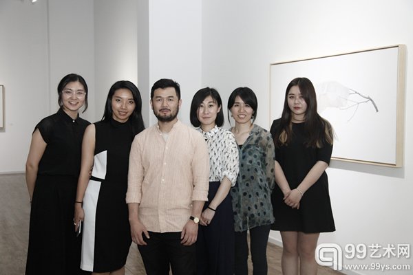 参展艺术家及青年100工作人员合影