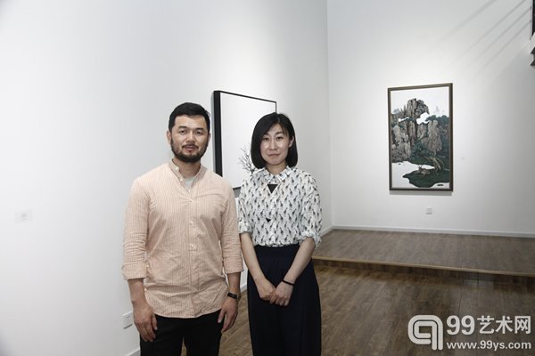 参展艺术家蒙志刚、胡文丹合影