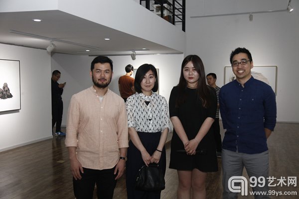 执行策展人刘一平、青年艺术100高级策展人韩宇钟及艺术家合影