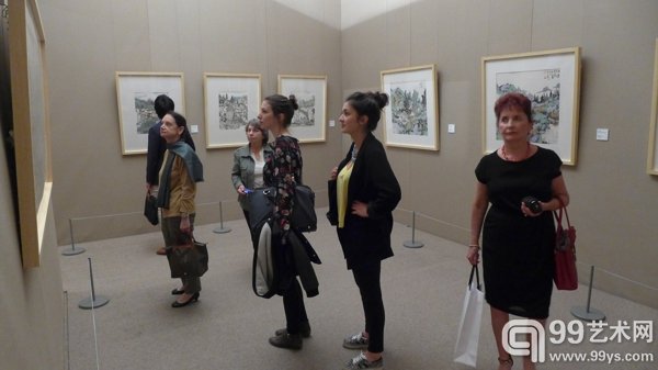 观众在参观画展2