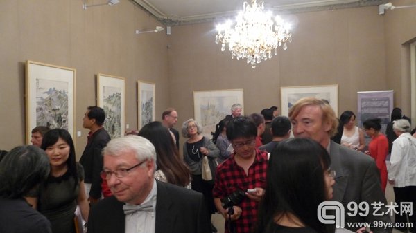 观众在参观画展4