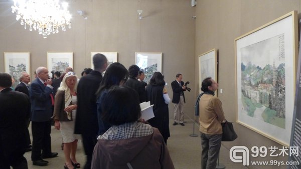 观众在参观画展1