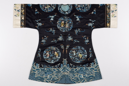青色缎绣折枝花卉缀鸂鶒纹（文七品）补褂。（台湾国立历史博物馆）
