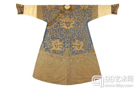 清中期 蓝色缂丝加绣彩云金龙纹龙袍(男)。（台湾国立历史博物馆）