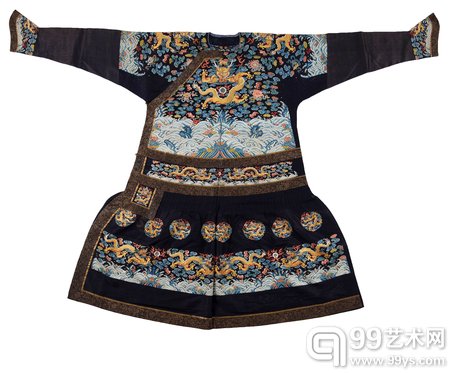 清晚期 石青色纳纱彩云金龙纹朝袍(男)。（台湾国立历史博物馆）