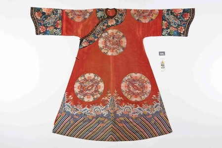 红色纳纱八团牡丹喜相逢纹吉服袍。（台湾国立历史博物馆）