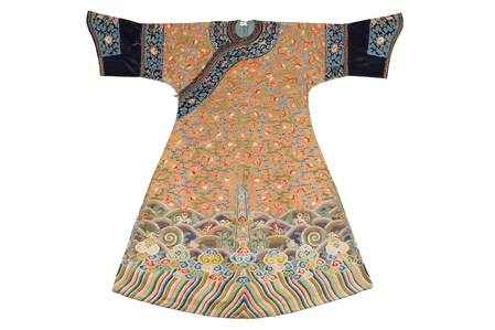 清中期 杏黄色缎绣彩云蝠寿纹吉服袍(女)。（台湾国立历史博物馆）