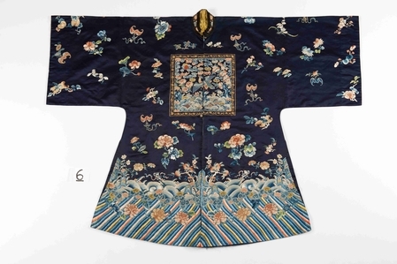 石青色缎绣团云龙花蝶纹褂。（台湾国立历史博物馆）