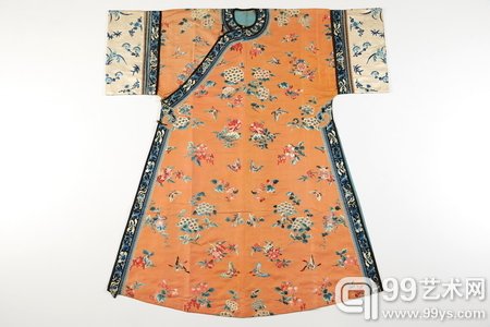杏黄色绸绣花蝶纹衬衣。（台湾国立历史博物馆）