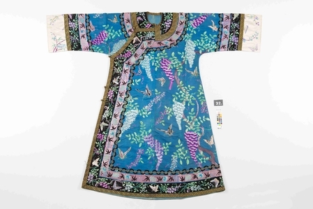 宝蓝色绸绣藤萝蝶纹衬衣。（台湾国立历史博物馆）