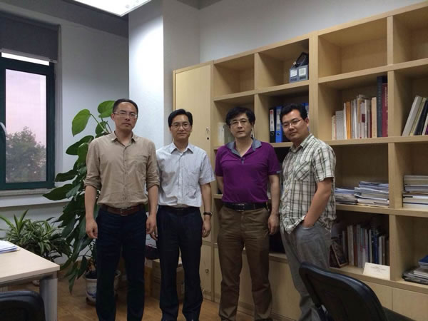 从左至右：艺术策展人野城、左淮民秘书长、人民大学艺术学院及人民大学文艺复兴研究院丁方院长、清华美院访问学者陈晟先生