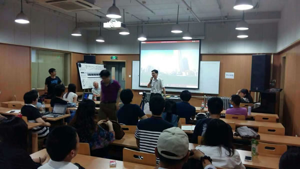 左淮民秘书长向人民大学艺术学院的同学，以及北京的艺术家、学者介绍世界美术学院联盟及论坛