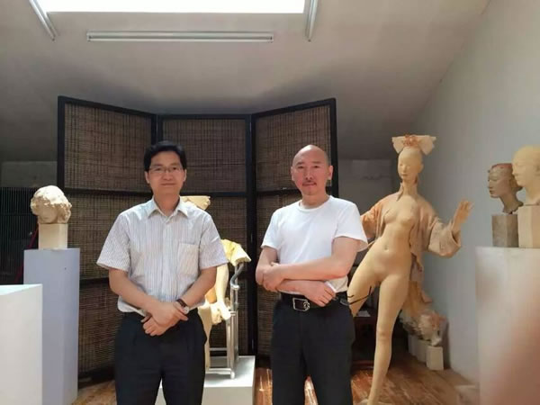 左淮民秘书长与鲁迅美术学院李象群副院长在工作室合影