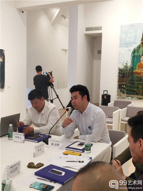“年代书写——中国当代艺术邀请展” 研讨会现场，年代美术馆执行馆长康文峰先生发言