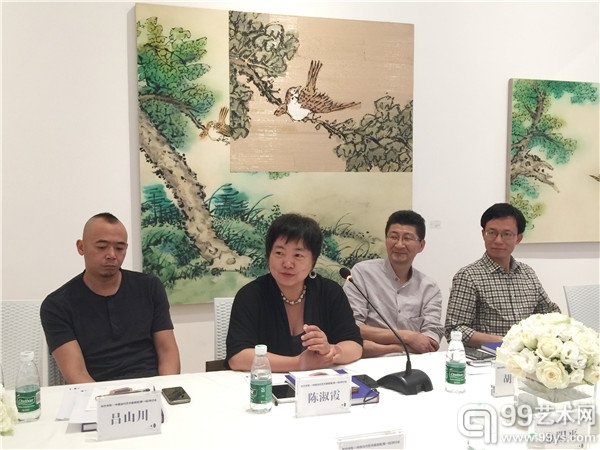 “年代书写——中国当代艺术邀请展”研讨会现场，艺术家陈淑霞女士发言