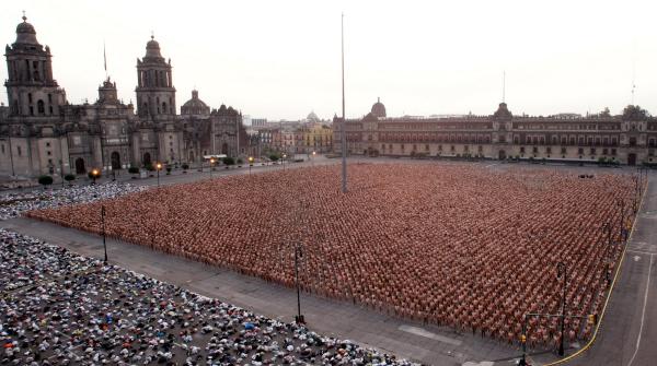 2007年5月6日，斯宾塞·图尼克在墨西哥城索卡洛广场进行了有2万志愿者合作的裸体摄影活动。