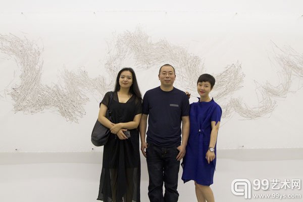 艺术家栗子（左）、艺术家郝世明（中）、上品艺琅董事长谢蓉（右）