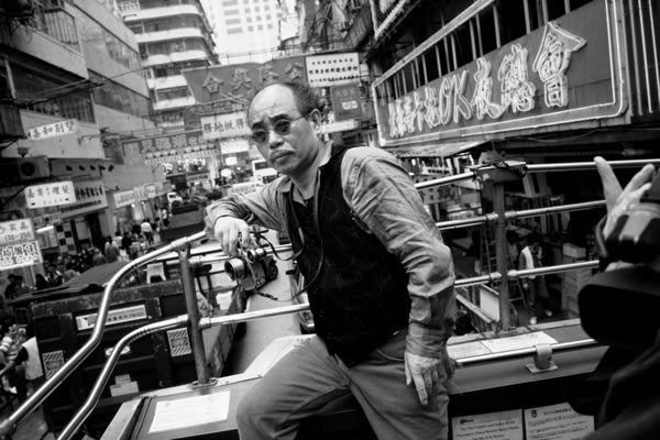荒木经惟，《香港之吻》 [HK9001] ，摄于1997年，铂金涂相，76.2 x 111.8公分