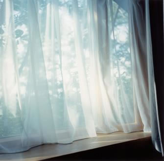 川内伦子（Rinko Kawauchi） 《I126 无题》，来自《光照度》系列 2011年作，显色彩印相纸，101.6 x 101.6 公分