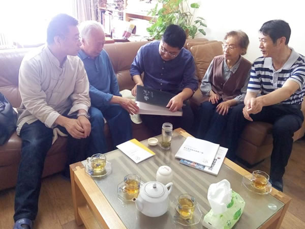 南京国际美术展组委会吕豫宁老师与辽宁省美协副主席、辽宁画院副院长戴都都，著名艺术家刘东瀛先生交流美展征集活动