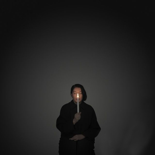 Marina Abramović带蜡烛的肖像