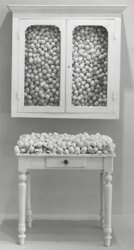 马塞尔·布达埃尔，《白色壁橱和白色桌子》（armoire blanche et table blanche），1965
