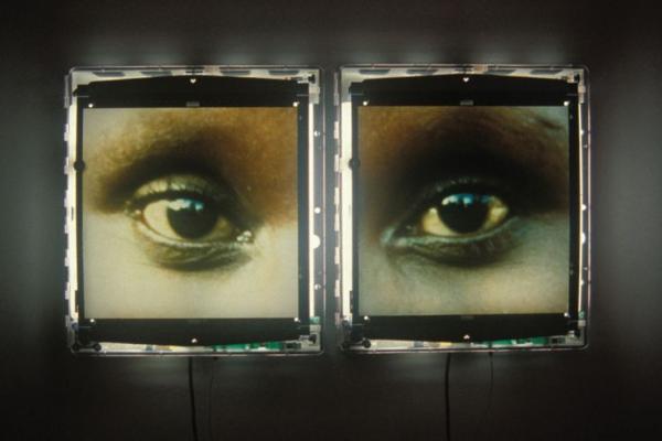 阿尔弗雷德·加尔作品《古特塔·艾莫勒塔的眼睛》（1996），“卢旺达计划”