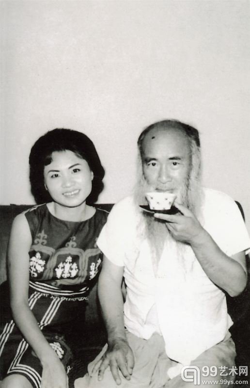1964年，张心瑞随父亲经德国到香港，准备返回四川。此为停留香港时摄于下榻的乐斯酒店。